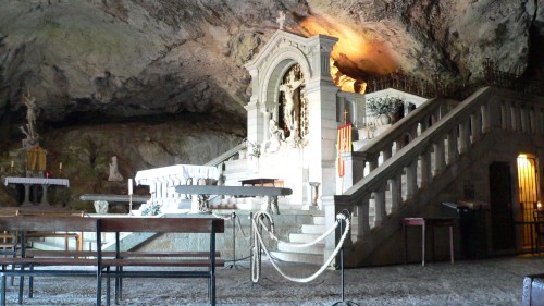 Small-Group Ancient Monastery Full-Day Tour