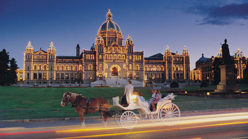 Victoria Carriage Tours: Royal Horse-Drawn Carriage Tour