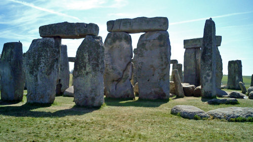 Stonehenge, Bath, & Castle Combe Tour by Miki Tourist